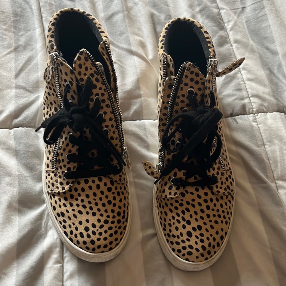 High top leopard print sneakers. Like new. Size 8.5